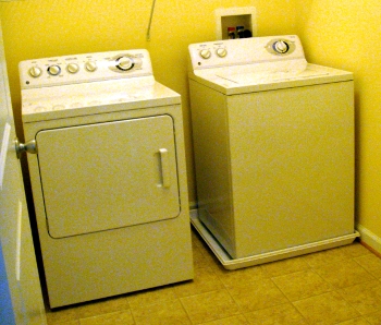 A clothes washer/dryer set